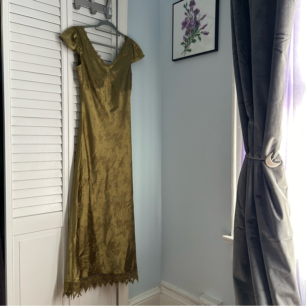 RIHOAS The Green Jacquard Cap Sleeve Satin Midi Dress